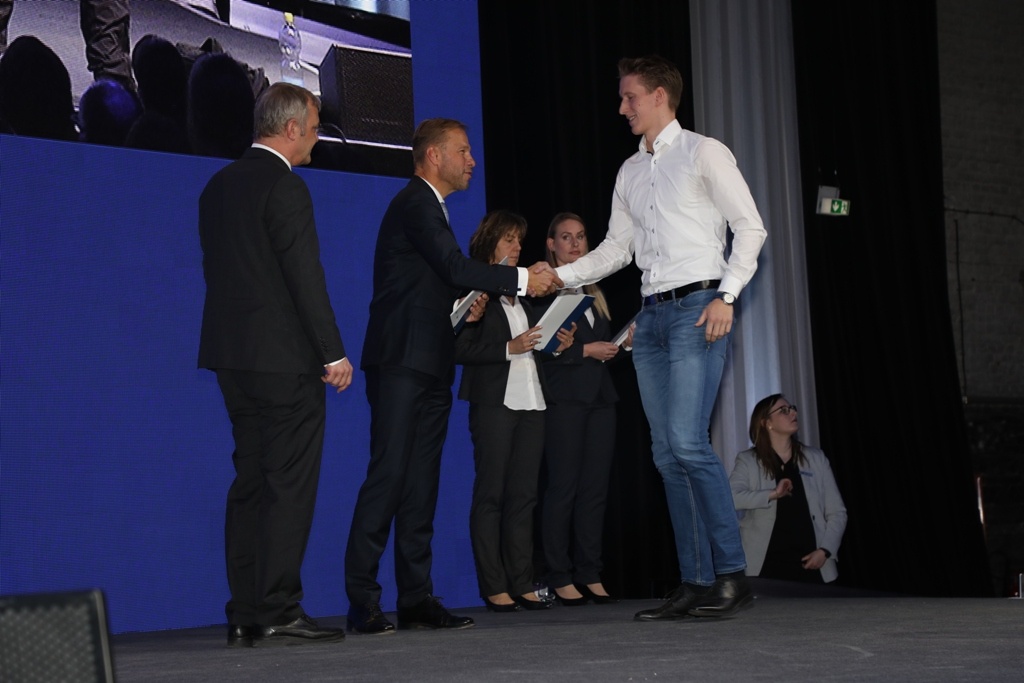 Ehrung von Fabian Hecker durch Dr. Ralf Geruschkat und IHK Hauptgeschäftsführer Ulf Reichardt. Dr. Ralf Geruschkat und