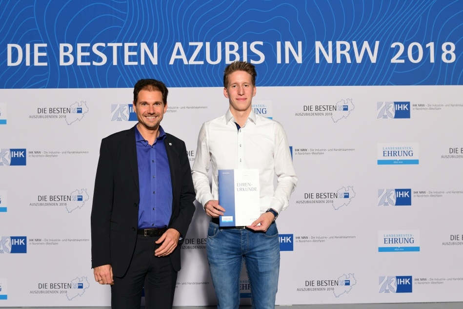 Mit Fabian Hecker freut sich Bernd Rittinghaus, CEO von Rittinghaus in Köln. Fotowand_3