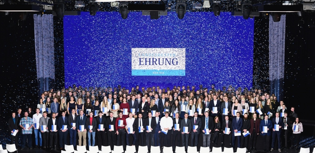 Gruppenbild incl. Konfettiregen OLAF-WULL    NICKELhttps://www.instagram.com/olafwullnickel/http://www.nickel-photography.commail@nickel-photography.comMobil:  0172 - 2564368